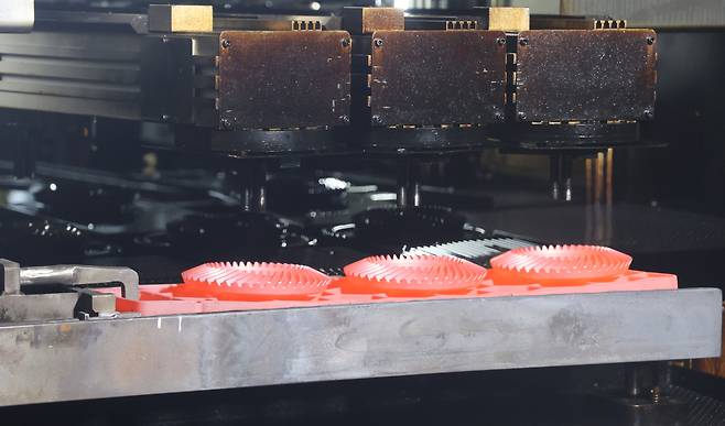 현대위아의 4륜구동 부품 중 하나인 액슬 기어의 열처리 공정 모습. [현대위아 제공]