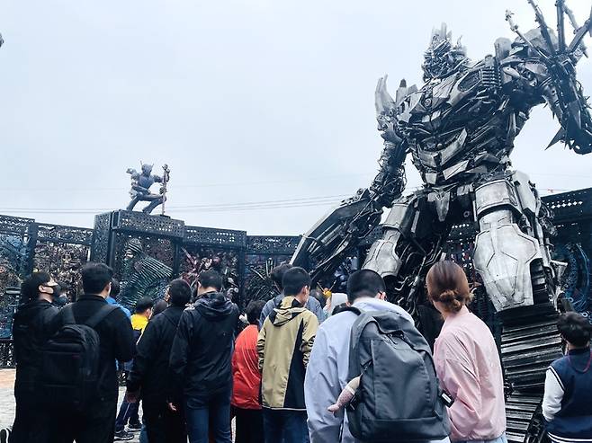 [울산=뉴시스]  울산시 재생복합문화 예술공간 'Fe01 갤러리'를 중증 장애아동, 청년이 관람하는 모습 (동서발전 제공) *재판매 및 DB 금지