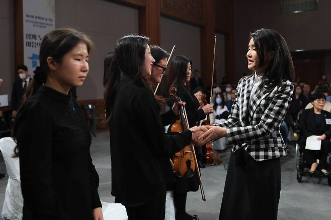 김건희 여사가 20일 서울 청와대 춘추관에서 열린 '하트 시각장애인 체임버 오케스트라'의 특별공연에서 단원들을 격려하고 있다. 대통령실 제공