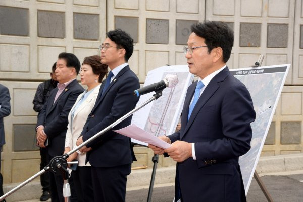 강기정 광주광역시장이 지난 19일 제2순환도로 지산IC 진출로에서 현장 설명회를 진행했다. 사진제공ㅣ광주시