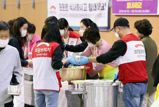 ▲ 김은숙 작가 지원. 제공ㅣ희망브리지