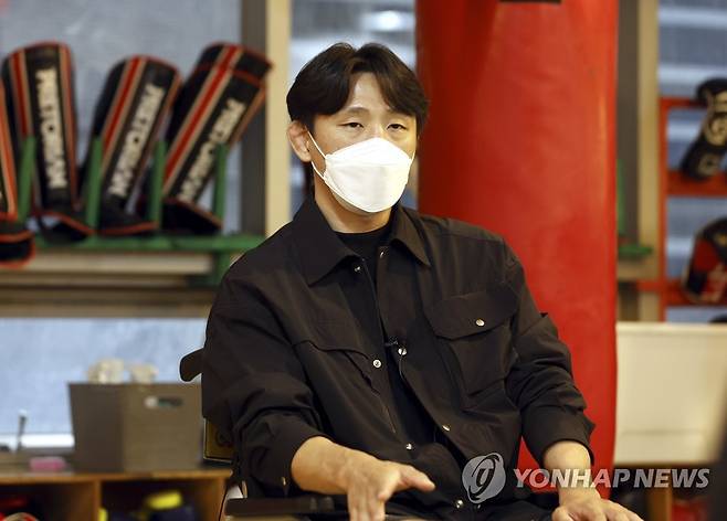 인터뷰하는 전 UFC 파이터 김동현 (부산=연합뉴스) 강덕철 기자 = 전 UFC 파이터 김동현(35 링네임 마동현)이 19일 오후 부산 해운대구 팀매드해운대 체육관에서 인터뷰하고 있다. 2023.4.19 kangdcc@yna.co.kr