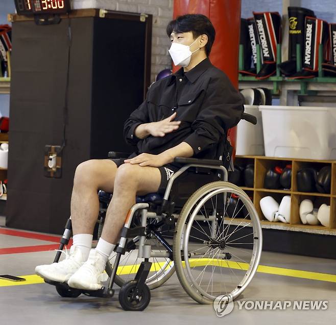 인터뷰하는 전 UFC 파이터 김동현 (부산=연합뉴스) 강덕철 기자 = 전 UFC 파이터 김동현(35 링네임 마동현)이 19일 오후 부산 해운대구 팀매드해운대 체육관에서 인터뷰하고 있다. 2023.4.19 kangdcc@yna.co.kr