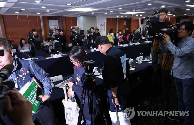 파행, 회의장 나서는 근로자위원들 (서울=연합뉴스) 박동주 기자 = 18일 오후 서울 중구 한국프레스센터에서 최저임금위원회 제1차 전원회의가 파행, 근로자위원 등이 회의장을 나서고 있다. 2023.4.18 pdj6635@yna.co.kr