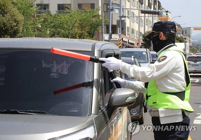 어린이보호구역 음주운전 단속 (제주=연합뉴스) 백나용 기자 = 제주경찰청이 20일 오후 제주시 이도초등학교 앞 어린이보호구역(스쿨존)에서 음주운전 단속을 벌이고 있다. 2023.4.20 dragon.me@yna.co.kr