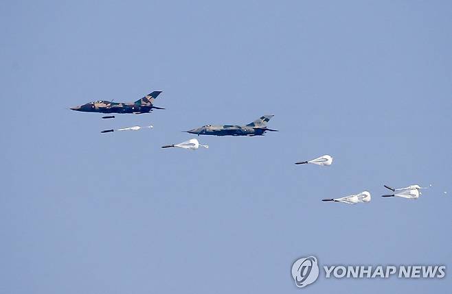 미얀마군 전투기 폭탄 투하 훈련 모습 [EPA 연합뉴스 자료 사진. 재판매 및 DB 금지]