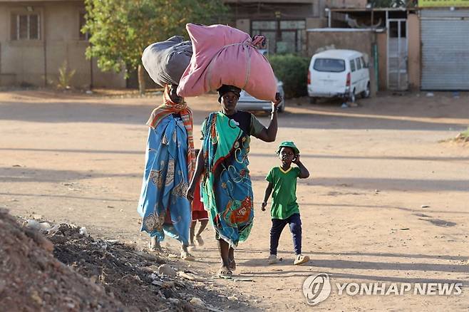 군벌간 교전을 피해 하르툼에서 피란길에 오른 시민들. [AFP 연합뉴스 자료사진. 재판매 및 DB 금지]