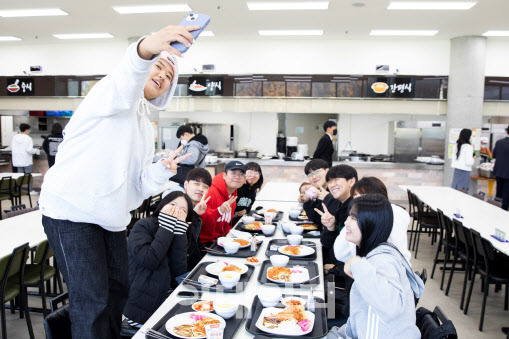 2022년 배재대 학생식당에서 진행한 ‘총장님이 쏜다’ 이벤트에 참여한 학생들이 식사를 하고 있다. (사진=배재대 제공)