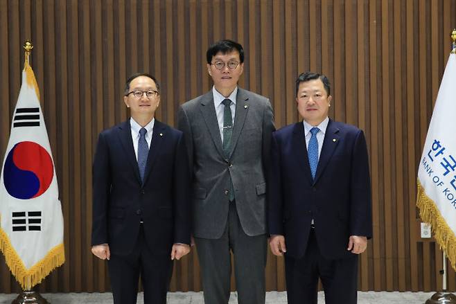 장용성(왼쪽), 박춘섭(오른쪽) 신임 금통위원들이 21일 서울 중구 한국은행에서 열린 취임식에 참석해 이창용 한은 총재(가운데)과 기념사진을 찍고 있다.(사진=한은)