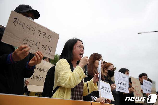 전세사기피해자전국대책위원회 및 시민사회대책위원회 구성원들이 20일 오전 서울 용산구 전쟁기념관 앞에서 기자회견을 열고 전세사기 대책 관련 윤석열 대통령과의 면담을 촉구하고 있다. 전세사기피해자전국대책위원회 및 시민사회대책위원회는 이날 기자회견을 통해 "정부는 제멋대로 해석·보여주기식 일방적인 정책 발표를 중단하라＂고 밝히고, 윤석열 대통령이 직접 전세사기, 깡통전세 피해상황과 요구사항을 청취하고 이러한 내용이 충분히 검토된 대책을 마련해줄 것을 촉구했다. 2023.4.20/뉴스1 ⓒ News1 이승배 기자