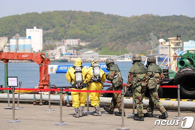 지난 20일 부산해양경찰서는 부산 감천항에서 대규모 해상화학사고(화재·폭발 동반)대비 합동 대응훈련을 실시했다. ⓒ News1 송보현 기자