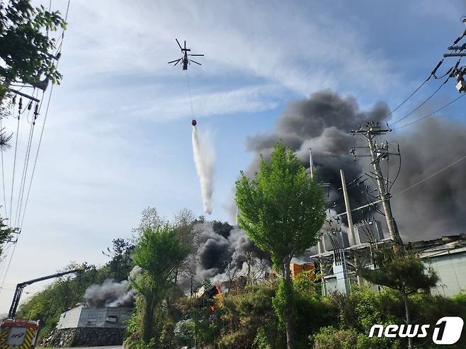 21일 오전 경남 밀양시 상남면 한국카본 2공장에서 화재가 발생, 소방헬기가 진화작업을 벌이고 있다. 소방당국은 불이 인근 산으로 번지면서 대응 2단계를 발령하고 화재를 진화 중이다.2023.4.21/뉴스1 ⓒ News1 박종완 기자