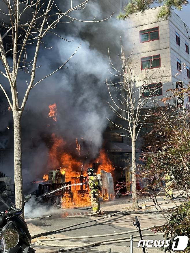 21일 오전 4시 57분께 경남 밀양시 상남면 한국카본 2공장에서 불이나 소방관들이 진화에 나서고 있다.(경남소방본부 제공)