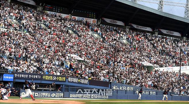 야구팬들이 1일 잠실야구장에서 열린 2023 KBO리그 두산과 롯데의 경기를 관람하고 있다. 2023. 4. 1. 잠실 | 최승섭기자 thunder@sportsseoul.com