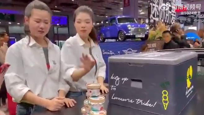 상하이오토쇼에서 미니가 아이스크림을 나눠주는 이벤트를 진행하고 있다.