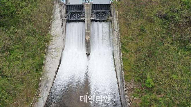 시원한 물줄기가 흘러나오는 고풍저수지 ⓒ한국농어촌공사