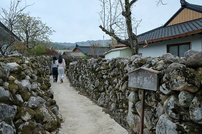 흡사 제주도를 연상시키는 군위 한밤마을 돌담길은 느릿느릿 걷기에 좋다. 아래 사진은 대구 앞산전망대. 사진=정순민 기자