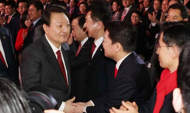 윤석열 대통령이 지난달 8일 오후 경기도 고양시 킨텍스에서 열린 당 대표 및 최고위원 선발을 위한 국민의힘 제3차 전당대회에 참석하며 안철수 당 대표 후보와 인사하고 있다. 고양=서재훈 기자