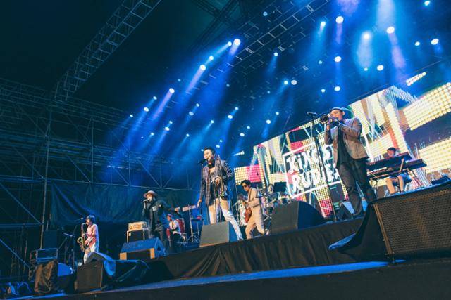 킹스턴 루디스카는 처음부터 ‘공연’에 무게중심을 둔 밴드였다. 사진은 2019년 6월 강원 철원군에서 열린 ‘DMZ 피스트레인 뮤직페스티벌’ 무대에 오른 킹스턴 루디스카. 킹스턴 루디스카 제공