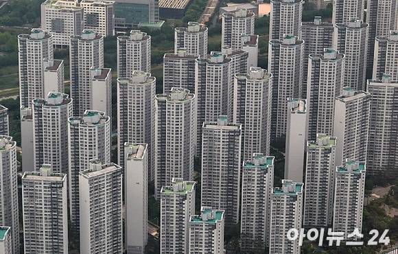 서울 잠실 롯데월드타워 전망대에서 바라본 아파트 전경. [사진=김성진 기자]