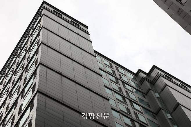 지난 16일 서울 강남구의 한 고층 건물에서 10대 소녀가 사회관계서비스(SNS) 라이브를 켠 채 추락해 사망하는 사고가 발생했다. 사진은 사고가 발생한 건물. 조태형 기자