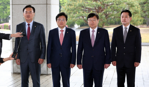 국민의힘 소속 법사위원회 유상범 의원(왼쪽) 등 위원들이 18일 더불어민주당 전당대회 돈봉투살포의혹 관련 엄정 수사 촉구를 위해 서울 서초구 대검찰청을 방문하며 취재진 질문에 답하고 있다. 왼쪽부터 유상범 박형수 정점식 장동혁 의원. 연합뉴스