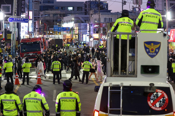 Police officers are on crowd control duty at the 17th Busan Fireworks Festival held at Gwangalli Beach in December 2022. [NEWS1]