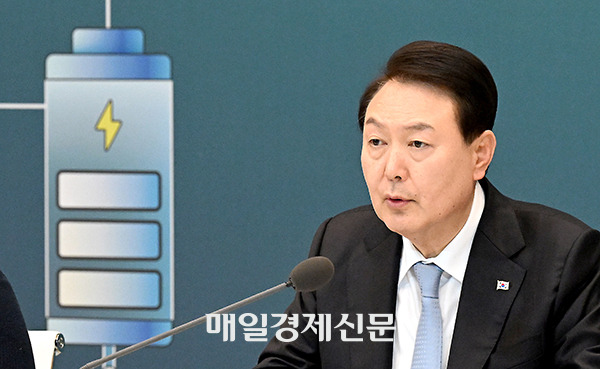 President Yoon Suk Yeol speaks during an emergency economic meeting on April 20. [Photo by Lee Seung-hwan]