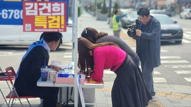 [순창=뉴시스] 김민수 기자= 성준후 더불어민주당 부대변인이 전북 순창 농협 앞 천막에서 벌이고 있는 윤석열 정부의 굴욕외교와 야당탄압 반대 서명에 시민들이 참여하고 있다. 2023.04.21  *재판매 및 DB 금지