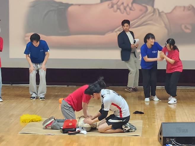 [전주=뉴시스]이동민 기자 = 21일 전북도청 공연장에서 열린 '제12회 전북 일반인 심폐소생술 경연대회'에서 전주예고 학생들로 구성된 '의기구명 열기'팀이 경연을 펼치고 있다. *재판매 및 DB 금지