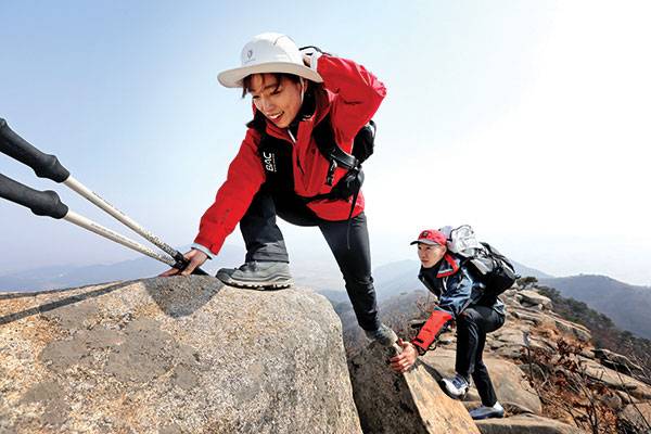마니산 산행의 백미인 주능선 바윗길을 오르는 김강은·김희남씨. 안전한 데크 우회로가 있다.