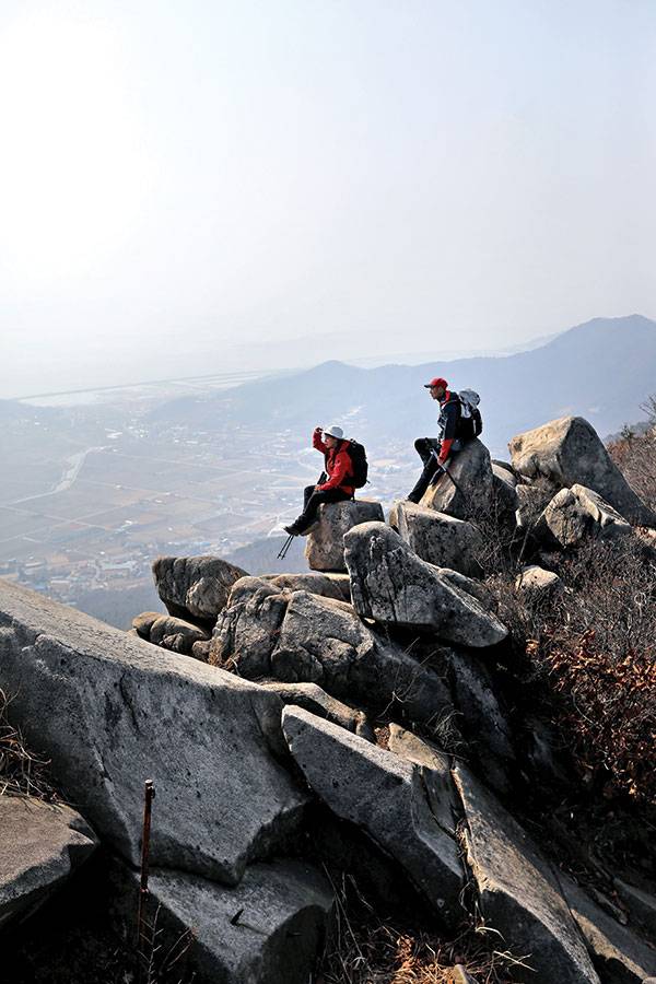 마니산 주능선의 압도적 시원함을 즐긴다. 최단 코스로 정상 인증만 하고 가는 이들은 누릴 수 없는 조망의 즐거움이 주능선 바윗길 곳곳에 있다.