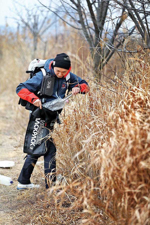 해안선의 쓰레기를 줍는 김희남·김강은씨. 클린하이커스인 두 사람은 쓰레기 줍기가 몸에 배어 있다.