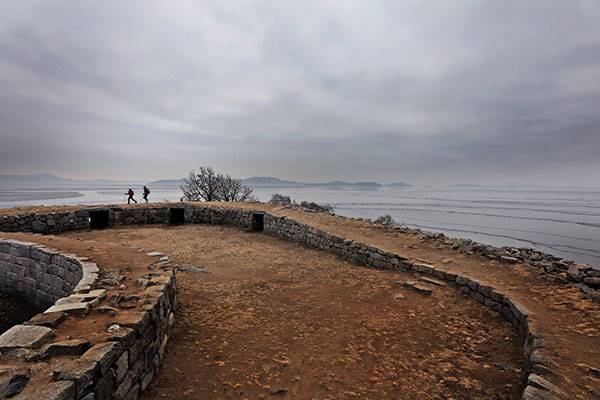 강화도 남부 해안선을 잇는 걷기길에서는 전망대 역할을 하는 돈대를 자주 마주치게 된다. 분오리돈대에 올라서면 동막해변과 서해바다가 시원하게 드러난다.