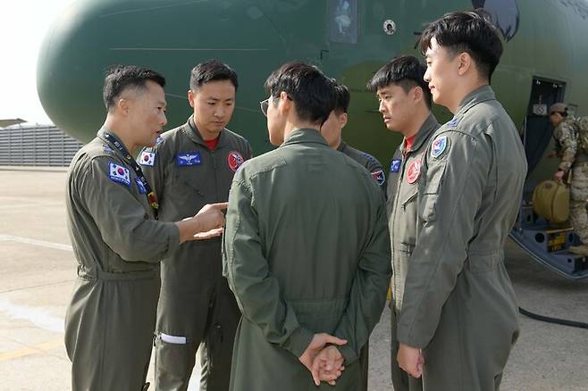 21일 공군 제5공중기동비행단 조종사들이 수단 교민철수 해외 임무에 앞서 장거리 비행을 앞두고 유의할 점을 논의하고 있다. 국방부 제공