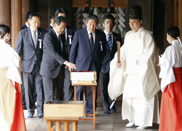 일본 자민당의 아이자와 이치로(왼쪽 두 번째) 의원 등 '다함께 야스쿠니 신사에 참배하는 국회의원 모임' 소속 국회의원들이 21일 야스쿠니신사를 집단참배하고 있다. 연합뉴스