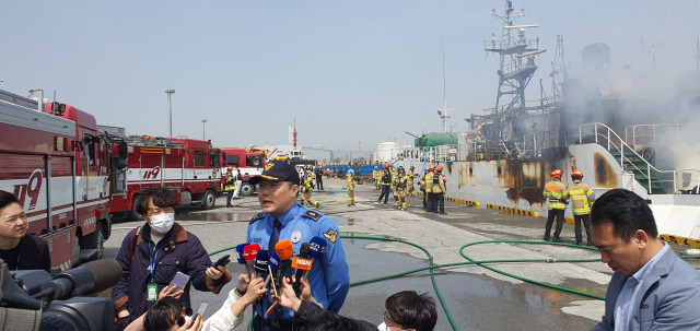 21일 오후 울산항 용연부두에서 울산해양경찰서 김훈영 경비구조대장이 러시아 어선 화재 현황을 설명하고 있다. 울산=장지승기자