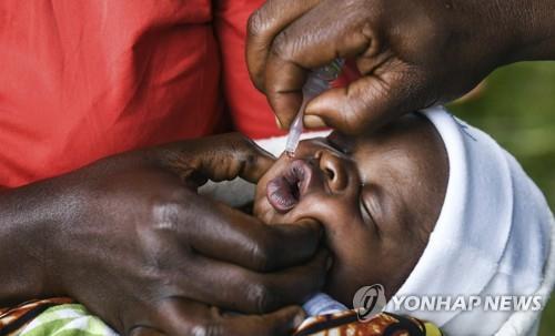 아프리카 아동 필수 예방접종 [AP 연합뉴스 자료사진, 재판매 및 DB 금지]