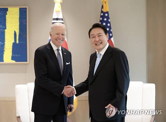 한미 정상 (서울=연합뉴스) 서명곤 기자 = 윤석열 대통령과 조 바이든 미국 대통령이 지난해 5월 21일 서울 용산 대통령실 청사 집무실에서 열린 소인수 정상회담에서 악수하고 있다. 2022.5.21 seephoto@yna.co.kr