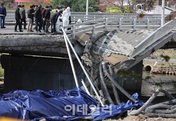 지난 5일 9시 45분경 붕괴된 경기도 성남시에 위치한 정자교 보행로.(제공=뉴스1)