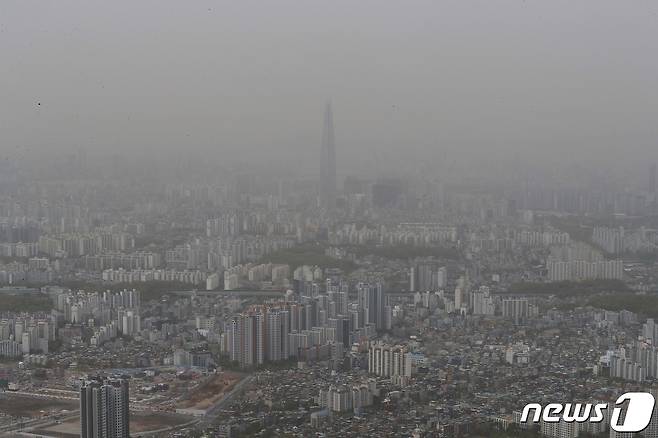 황사의 영향으로 전국 미세먼지 농도가 '매우 나쁨' 수준을 보인 13일 경기도 광주시 남한산성에서 바라본 서울도심이 뿌옇게 보이고 있다. 2023.4.13/뉴스1 ⓒ News1 박세연 기자