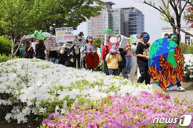 소비자기후행동 관계자들이 22일 오전 서울 중구 남산 백범광장에서 지구의 날을 맞아 '남산 둘레길 걷기' 행사를 시작하고 있다. 2023.4.22/뉴스1 ⓒ News1 민경석 기자