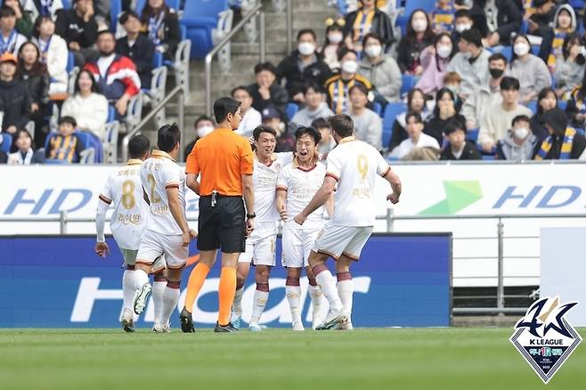 포항 고영준(가운데)이 22일 울산전에서 득점 후 환호하고 있다. 제공 | 한국프로축구연맹