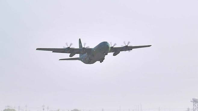 이륙하는 C-130J 수송기 (사진출처 : 연합뉴스)