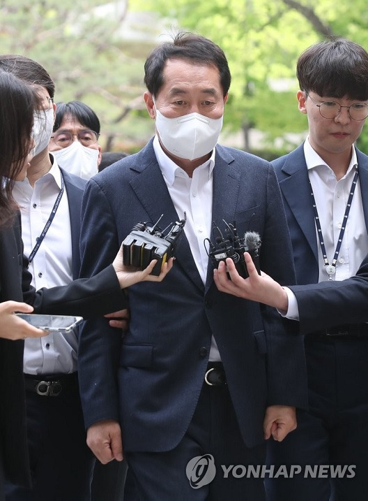 21일 오전 영장실질심사를 받기 위해 서울 서초동 서울중앙지법에 출석한 강래구 한국수자원공사 상임감사위원. [이미지출처=연합뉴스]