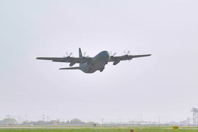 21일 공군 제5공중기동비행단에서 C-130J 수송기가 수단 교민 철수 해외임무를 수행하기 위해 이륙하고 있다. /국방부