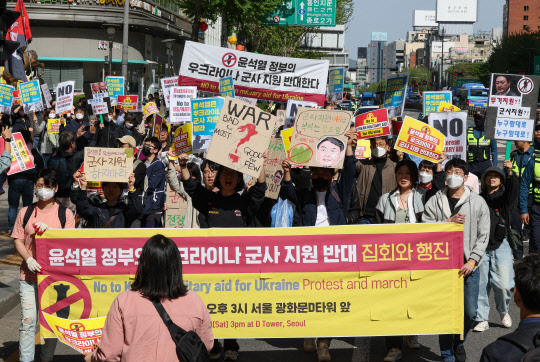 = 노동자연대 관계자들이 22일 오후 서울 종로구청입구교차로 인근에서 정부의 우크라이나 군사 지원을 반대하며 행진하고 있다. [연합뉴스]