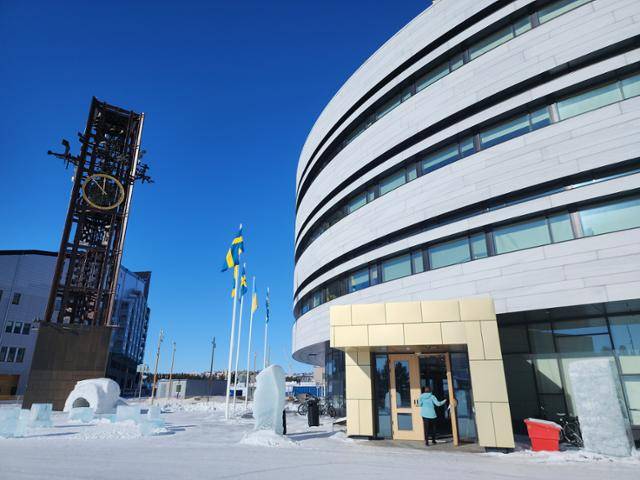 지난달 27일 방문한 스웨덴 키루나의 시청 청사 전경. 1954년 생긴 옛 시청을 대신해 2018년 신도심에 들어섰다. 시청 옆의 시계탑(왼쪽)은 옛 시청의 시계를 재활용해 만들었다. 키루나(스웨덴)=신은별 특파원