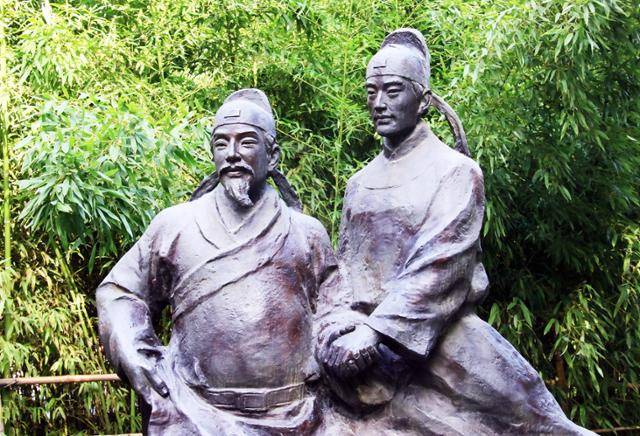 두보의 고향 허난성 궁이에 두보(오른쪽)와 이백의 동상이 세워져 있다. 수많은 별 중에 가장 찬란하게 빛나는 두 개의 별이라는 의미로 최찬쌍성(璀璨雙星)이라 적혀 있다. ⓒ최종명