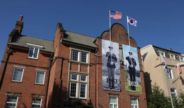 미국 워싱턴의 매사추세츠 가에 위치한 주 워싱턴 한국문화원 외벽에 설치된 한미동맹 70년 기념 게시물. 대통령실 제공